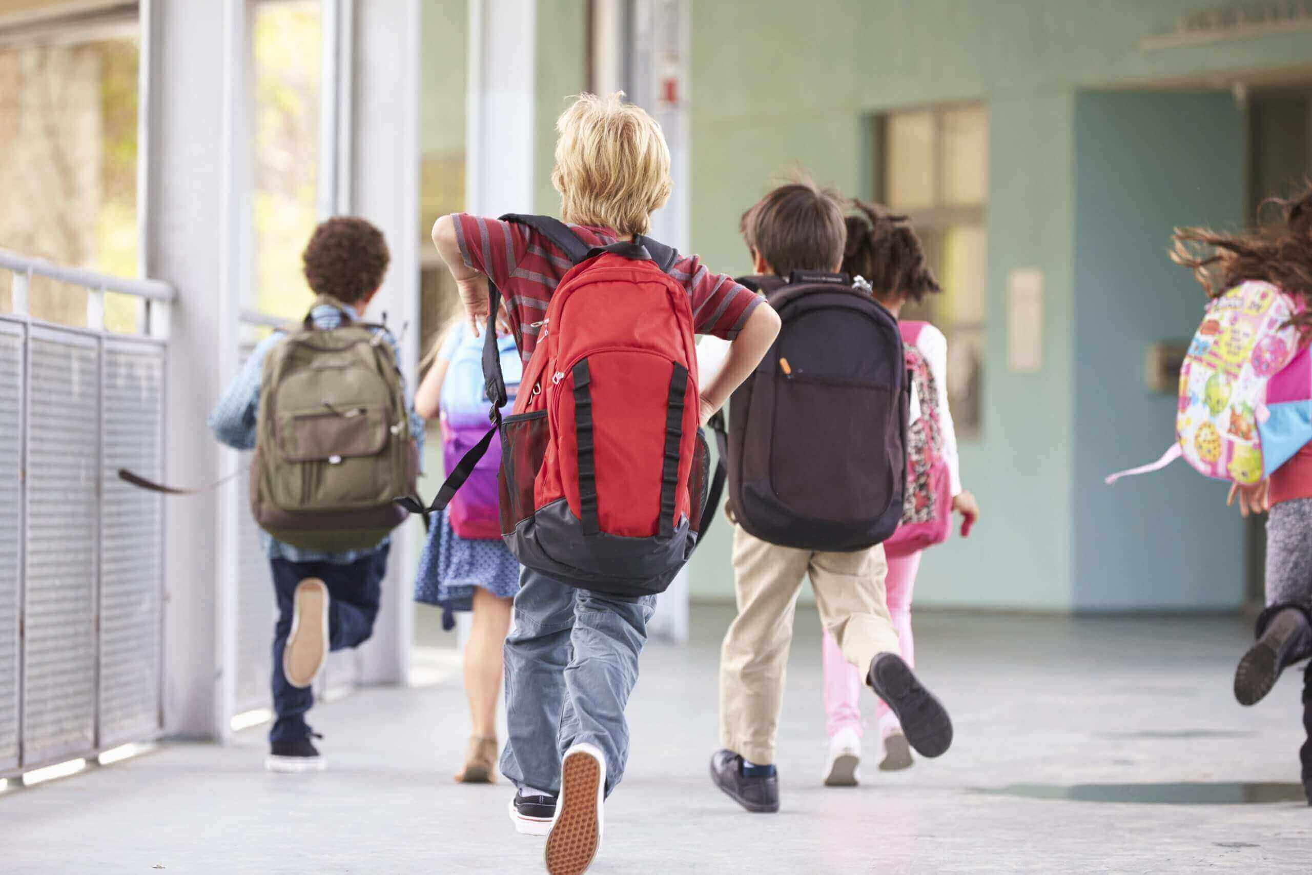 Kinder in der Schule rennnen
